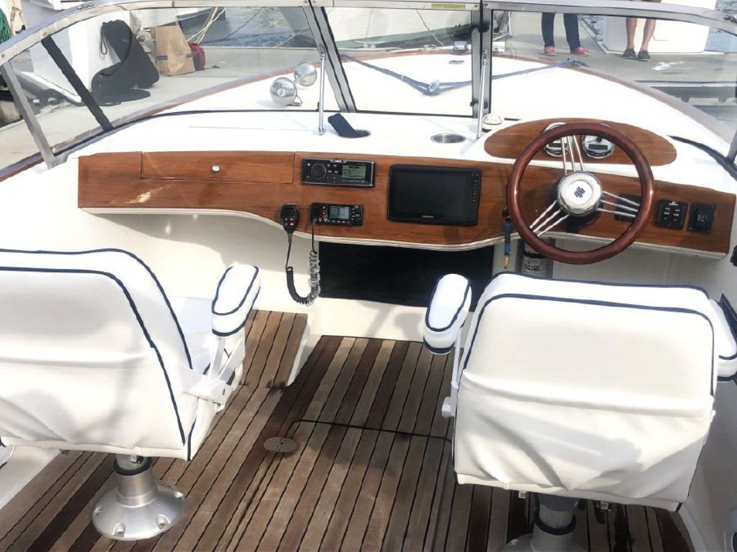 2016 Vanquish 26 Runabout — photo 9