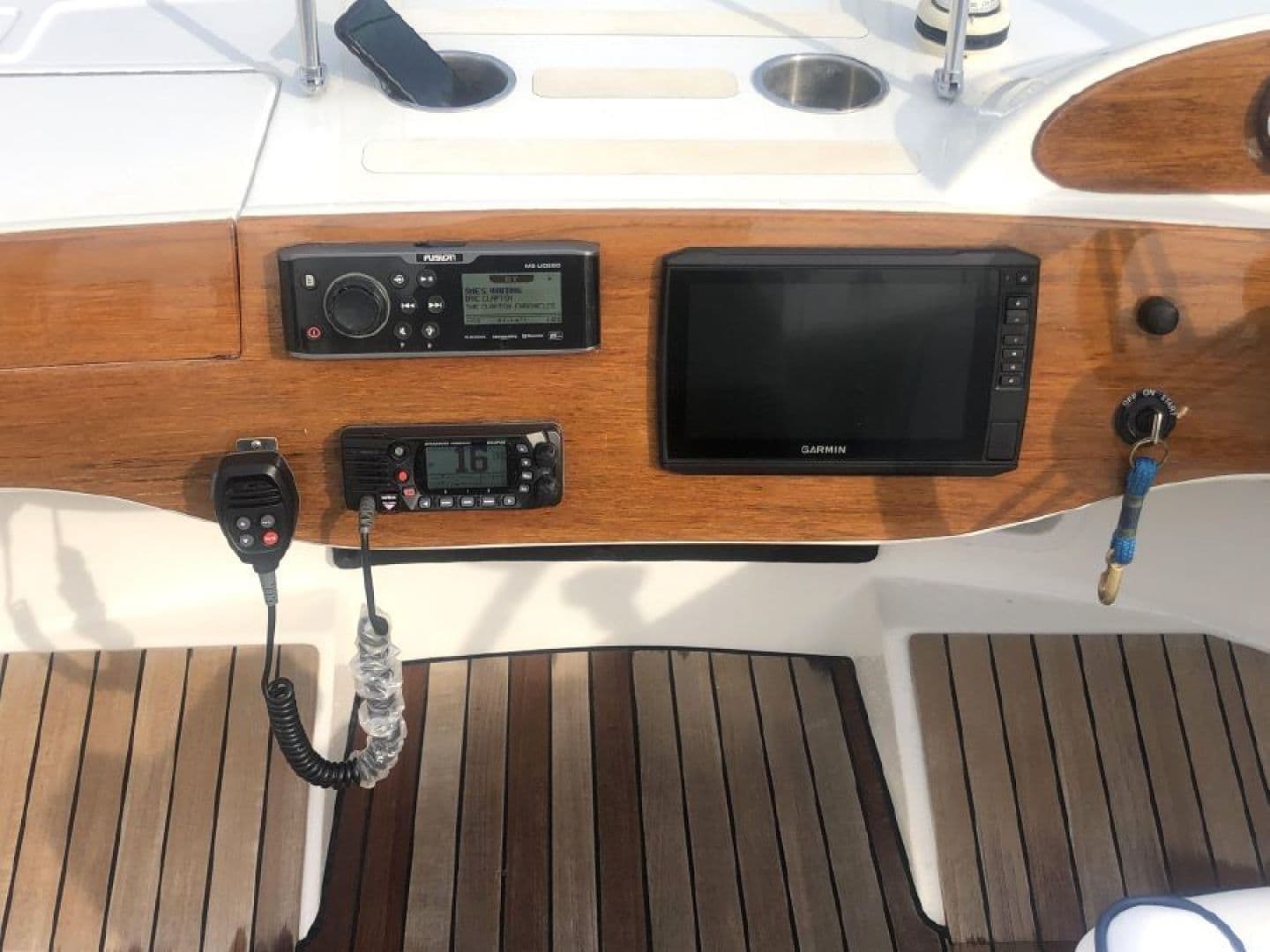 2016 Vanquish 26 Runabout — photo 11