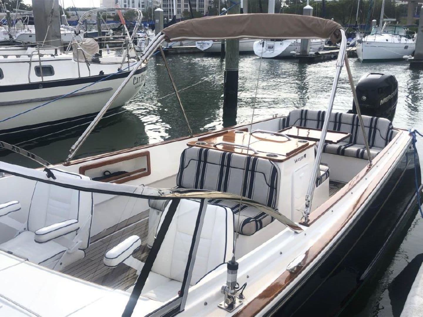 2016 Vanquish 26 Runabout — photo 7