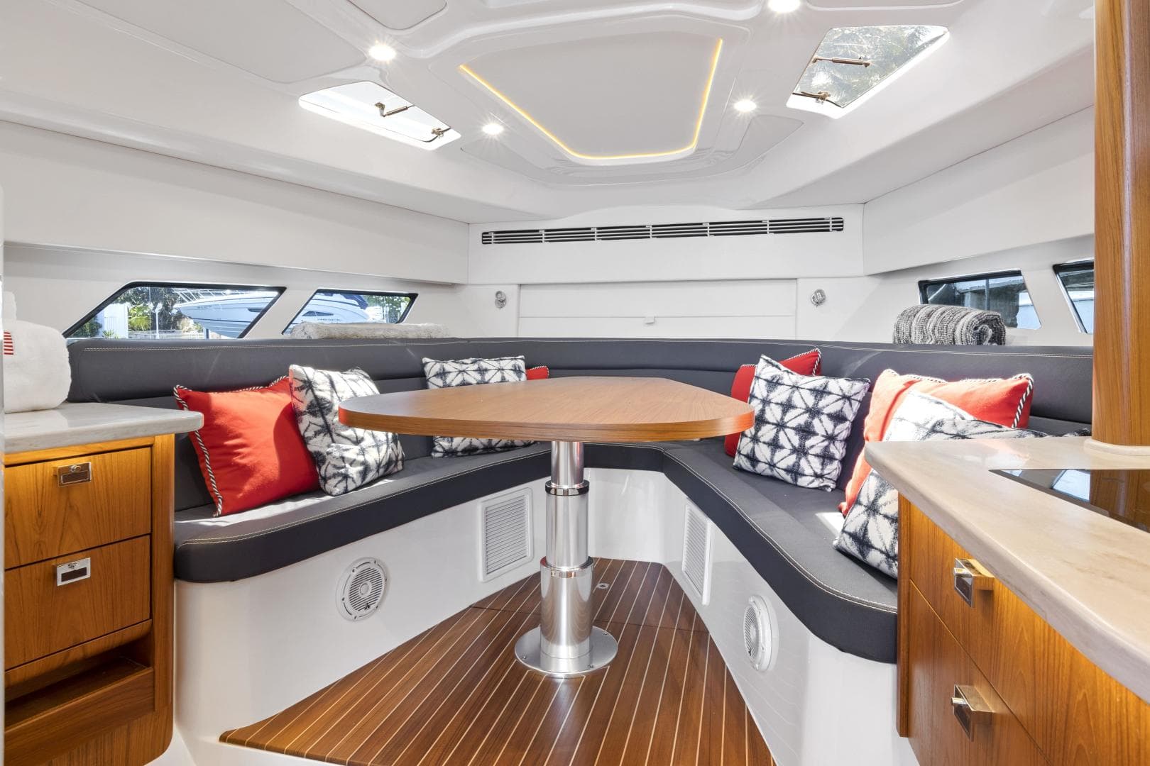 2020 Intrepid 477 Evolution — photo 20