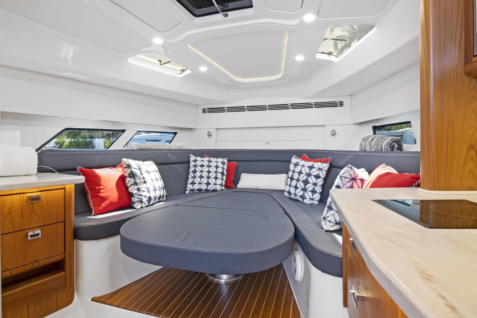 2020 Intrepid 477 Evolution — photo 19