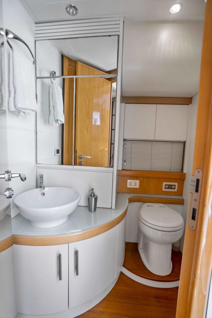 2005 Pershing 76 — photo 30