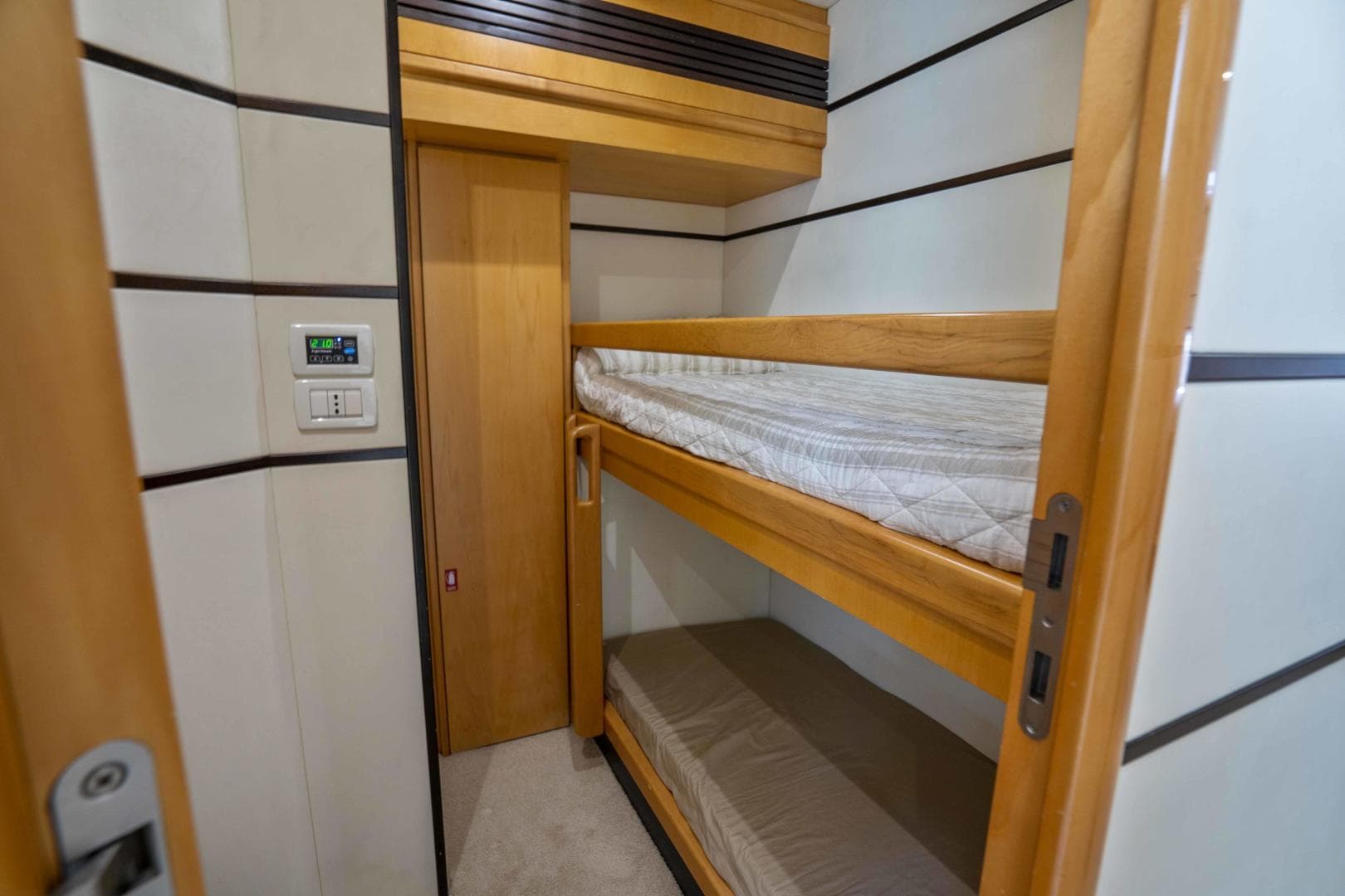 2005 Pershing 76 — photo 32