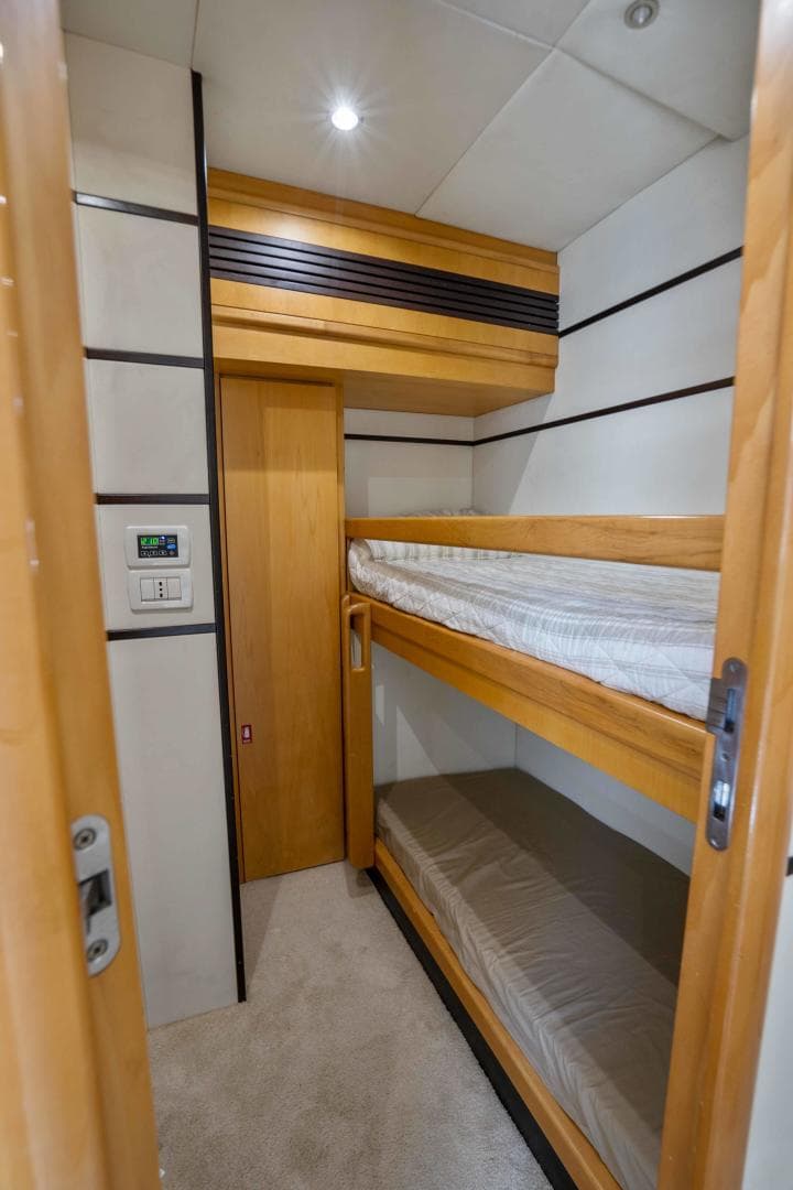 2005 Pershing 76 — photo 31