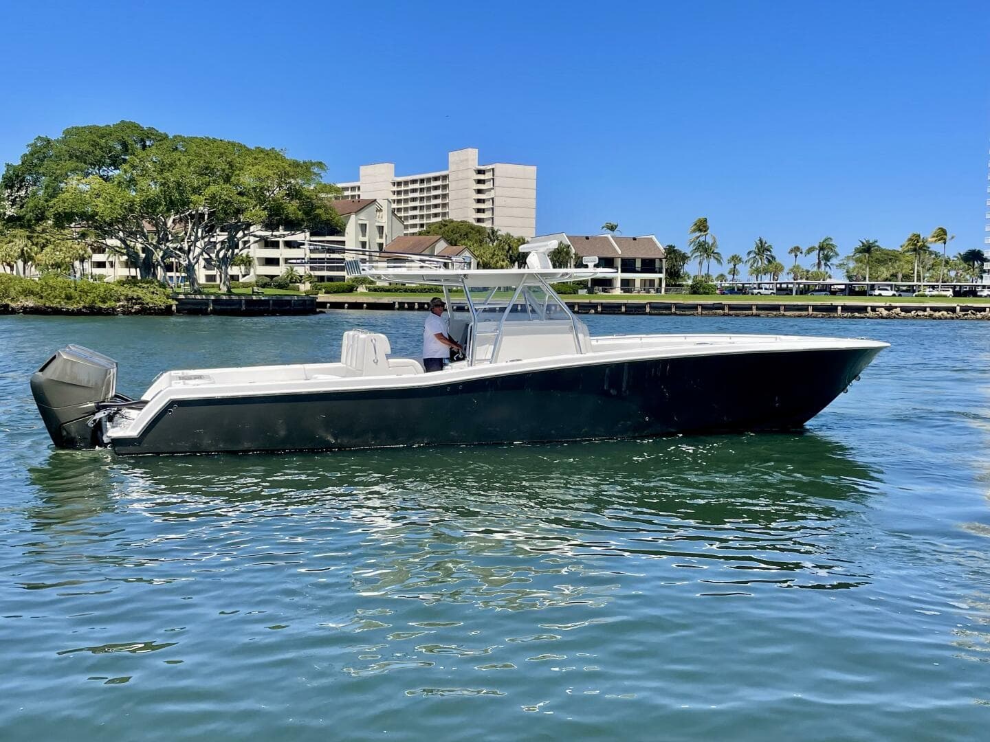 2014 Invincible Open Fisherman — photo 1