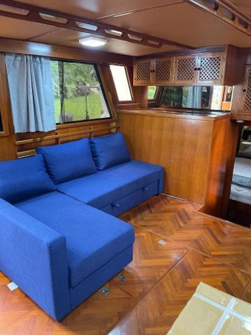 1989 Heritage East Sundeck Trawler — photo 11