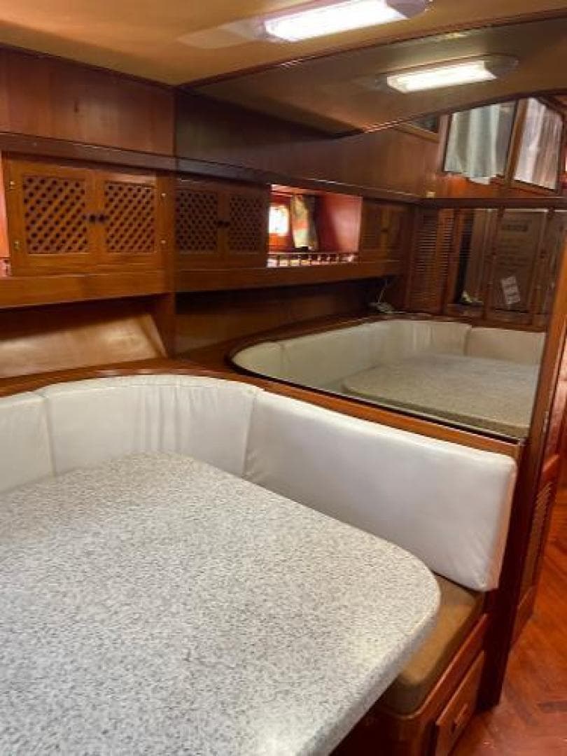 1989 Heritage East Sundeck Trawler — photo 13