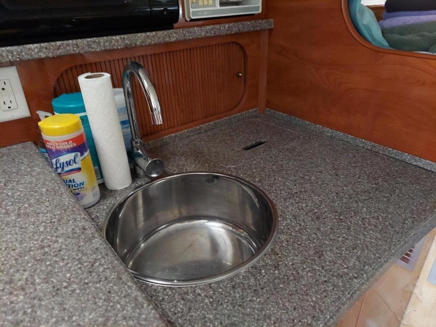 2004 Rinker 342 Fiesta Vee — photo 30