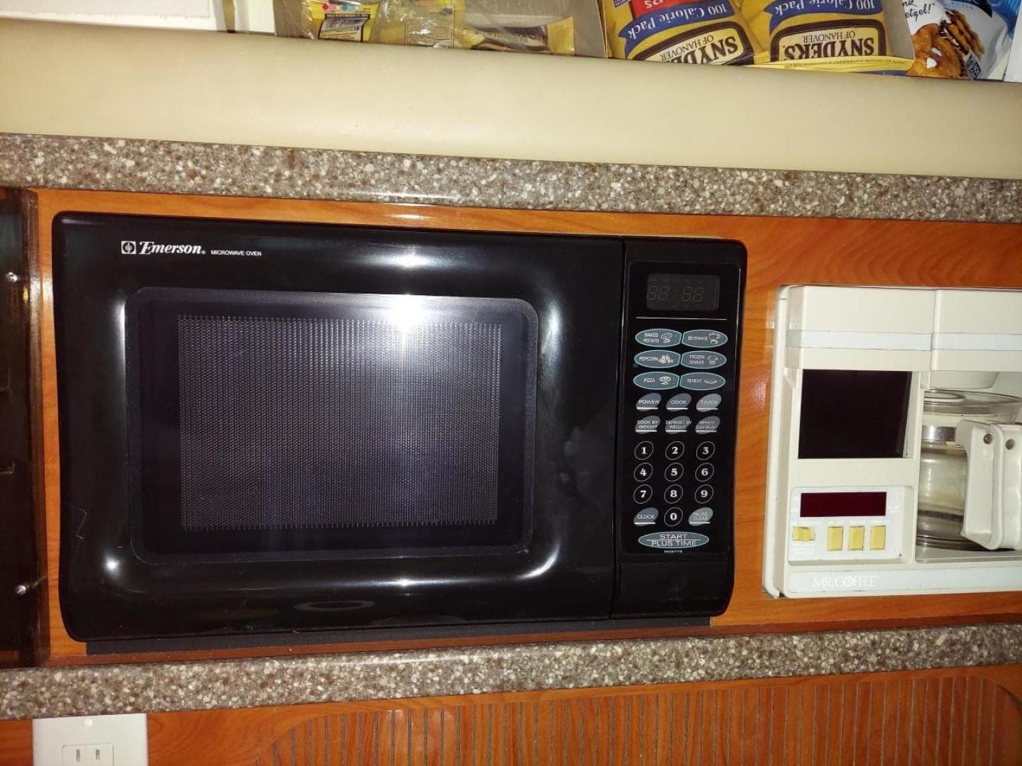 2004 Rinker 342 Fiesta Vee — photo 9