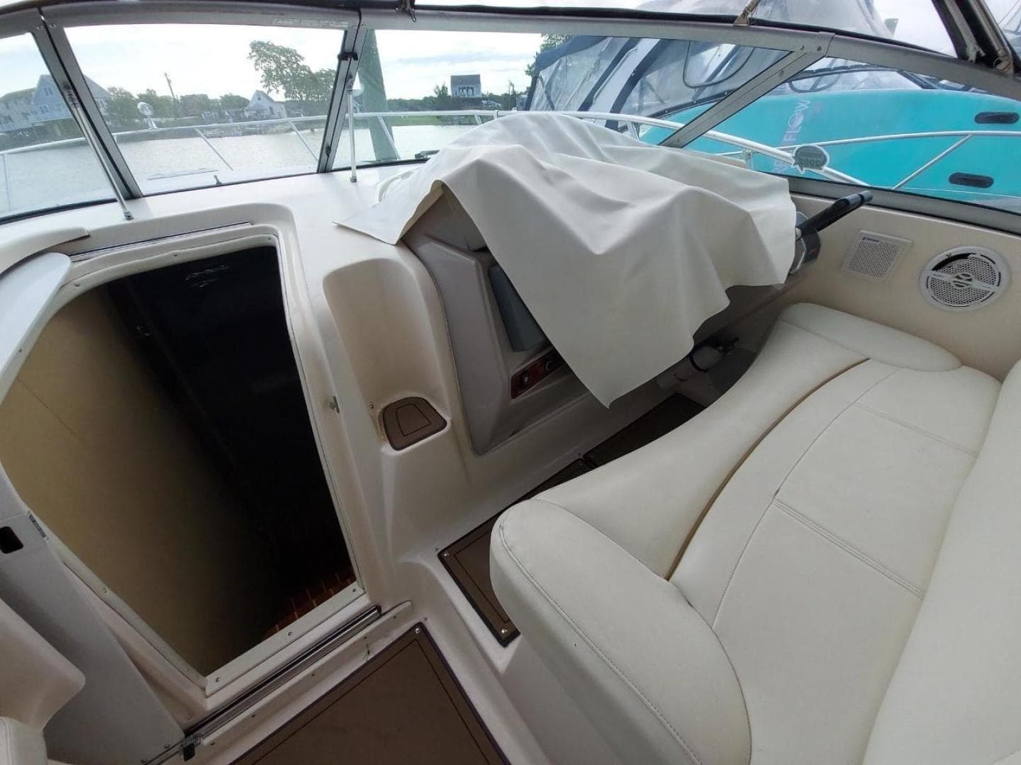 2004 Rinker 342 Fiesta Vee — photo 25