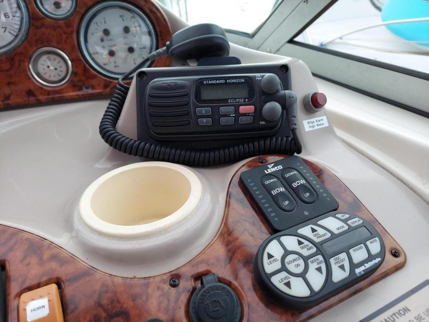 2004 Rinker 342 Fiesta Vee — photo 5