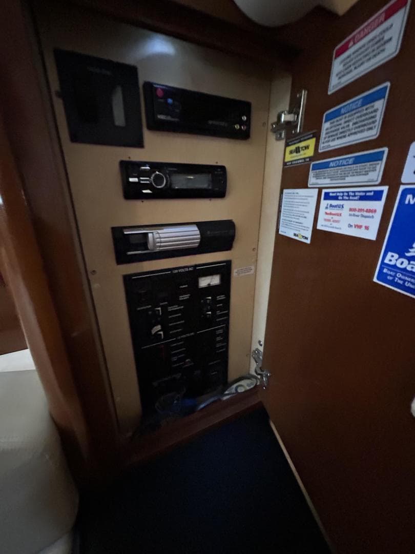 2009 Sea Ray 310 Sundancer — photo 17