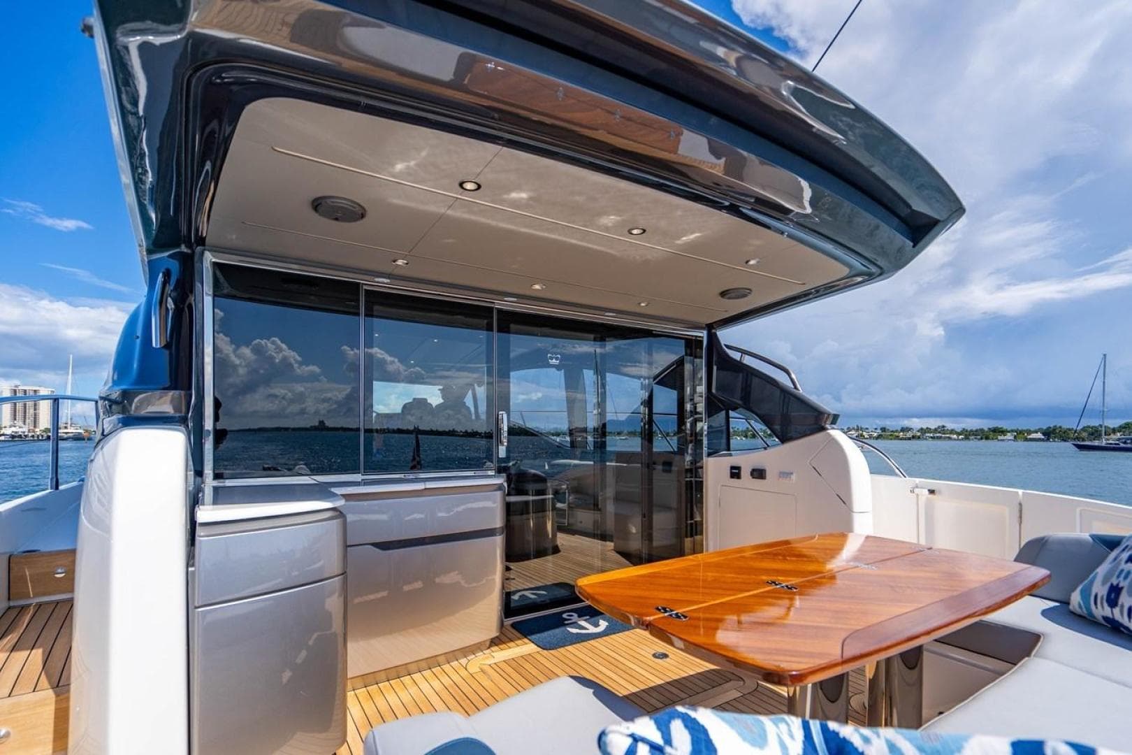 2020 Princess V60 — photo 12