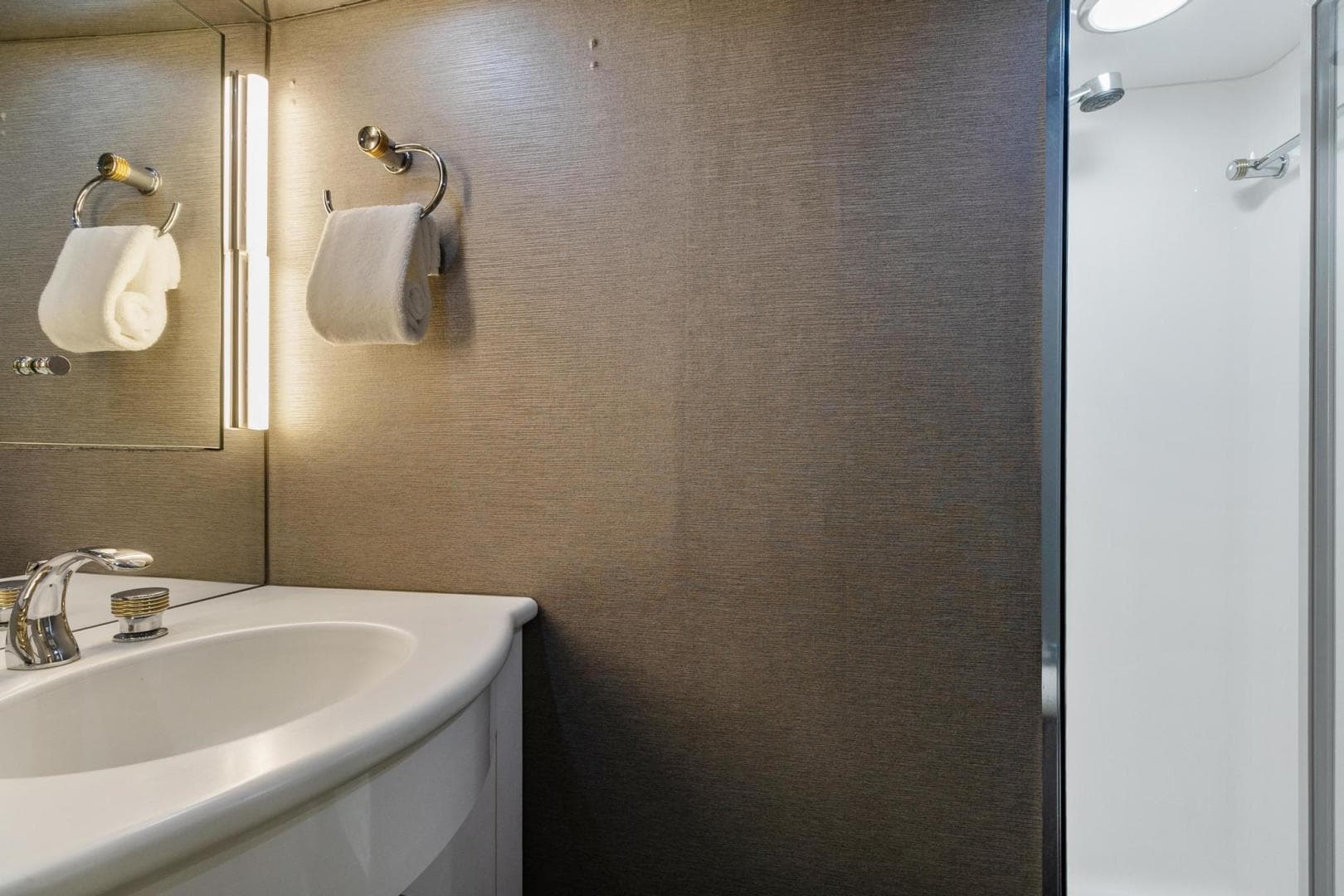 1998 Hatteras 82 Convertible — photo 60