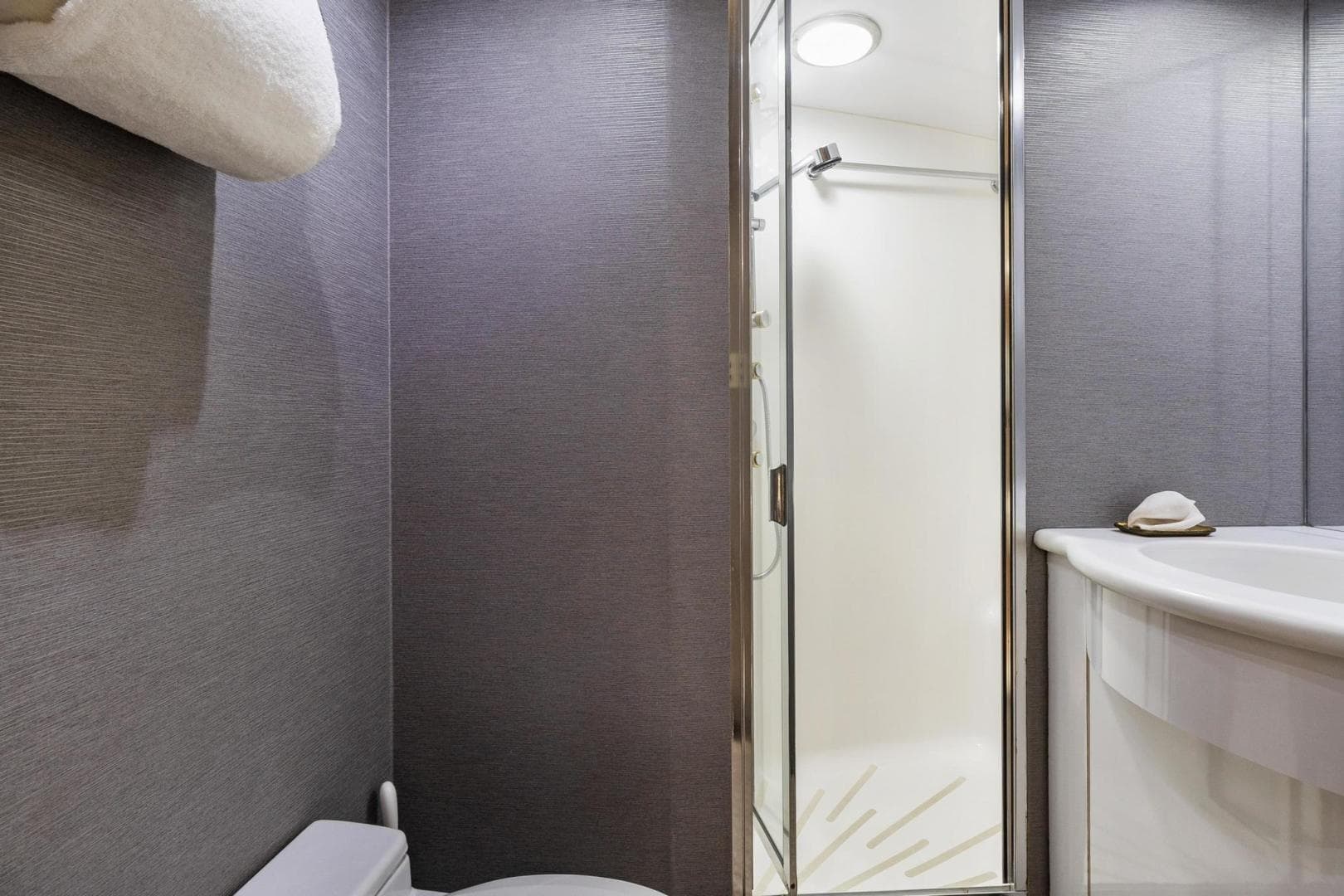 1998 Hatteras 82 Convertible — photo 52