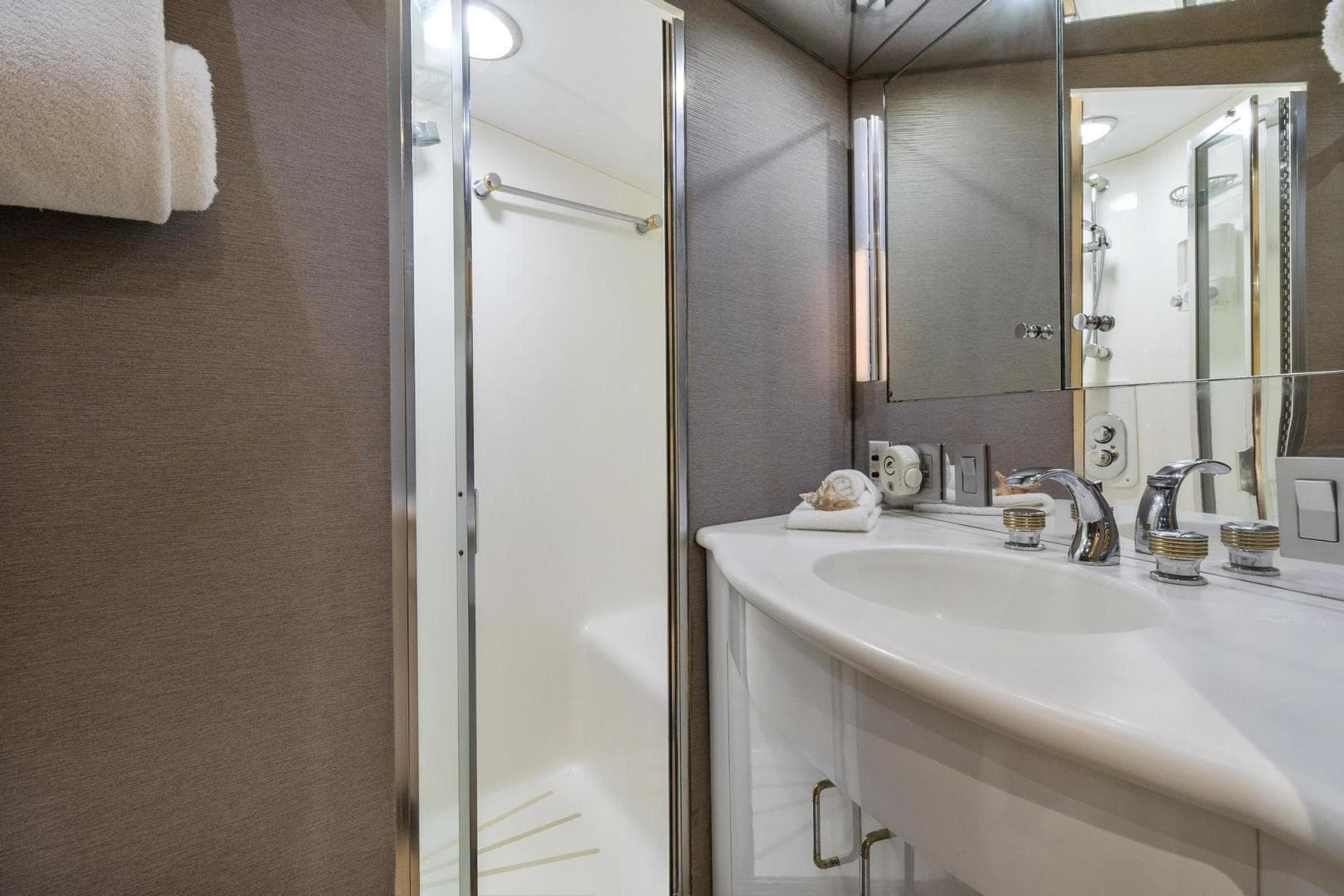 1998 Hatteras 82 Convertible — photo 56