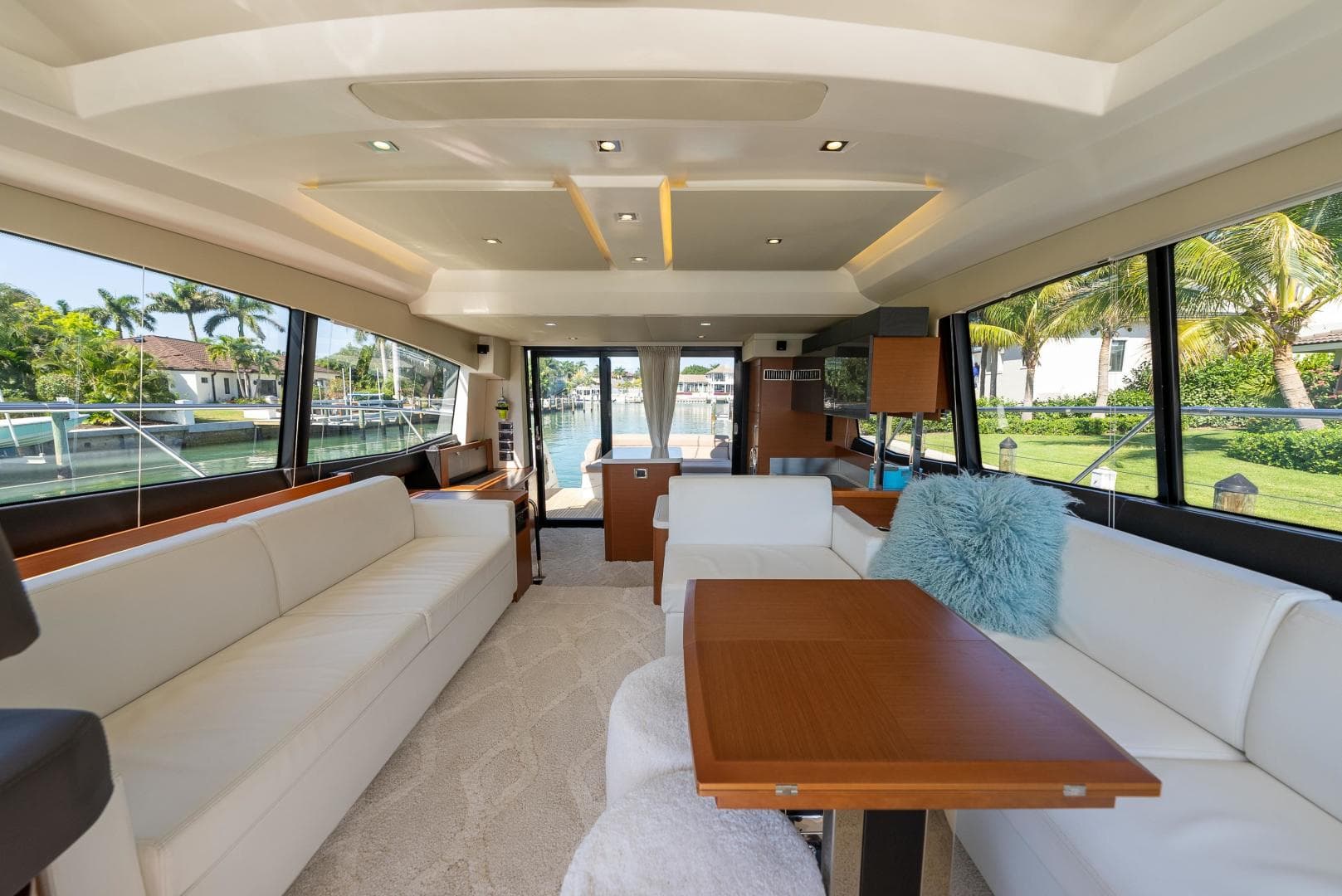 2016 Prestige 550 S — photo 28