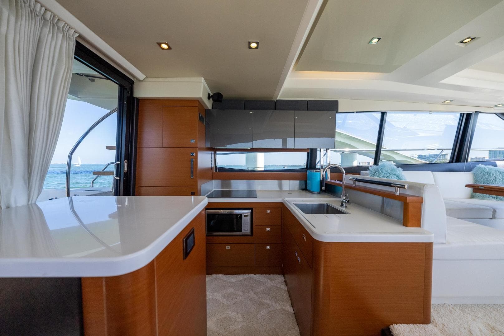 2016 Prestige 550 S — photo 24