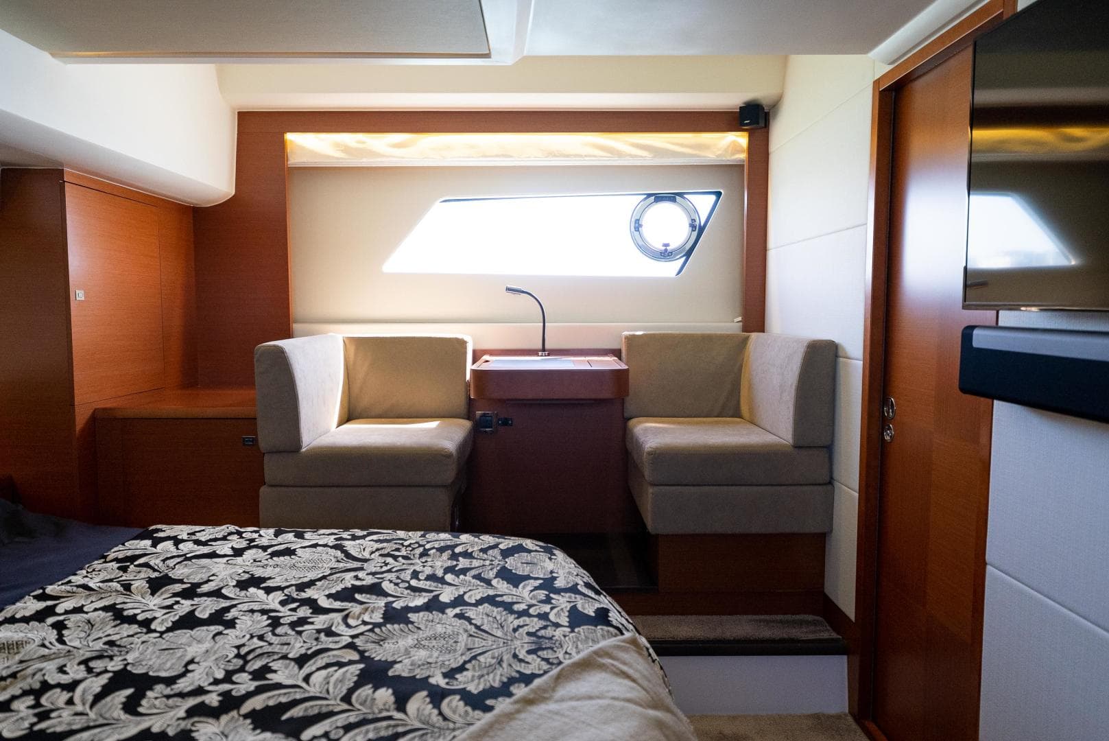 2016 Prestige 550 S — photo 34