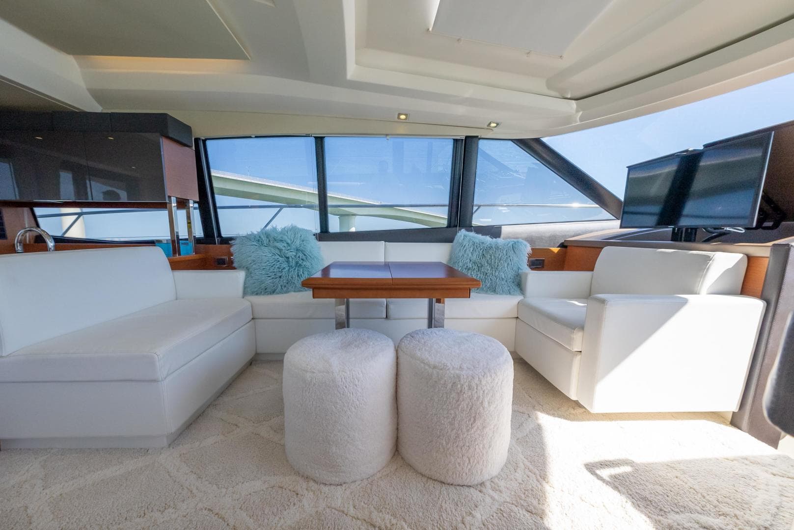 2016 Prestige 550 S — photo 27