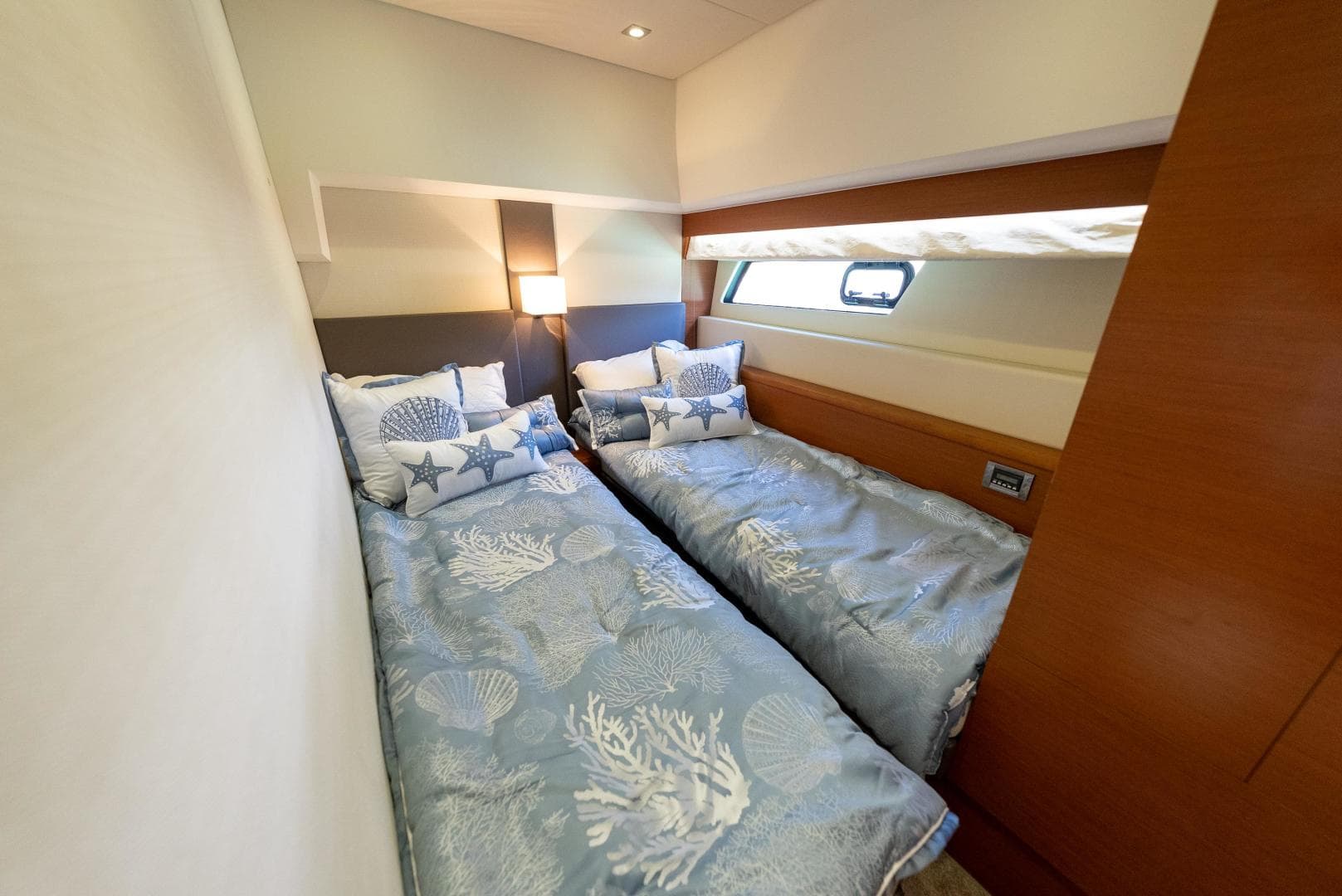 2016 Prestige 550 S — photo 40