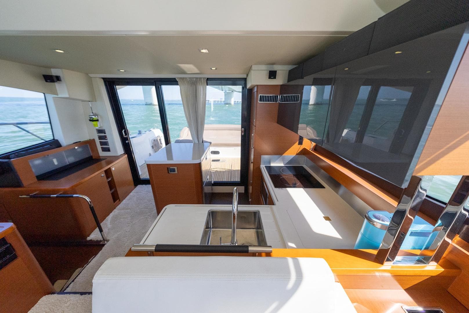 2016 Prestige 550 S — photo 22