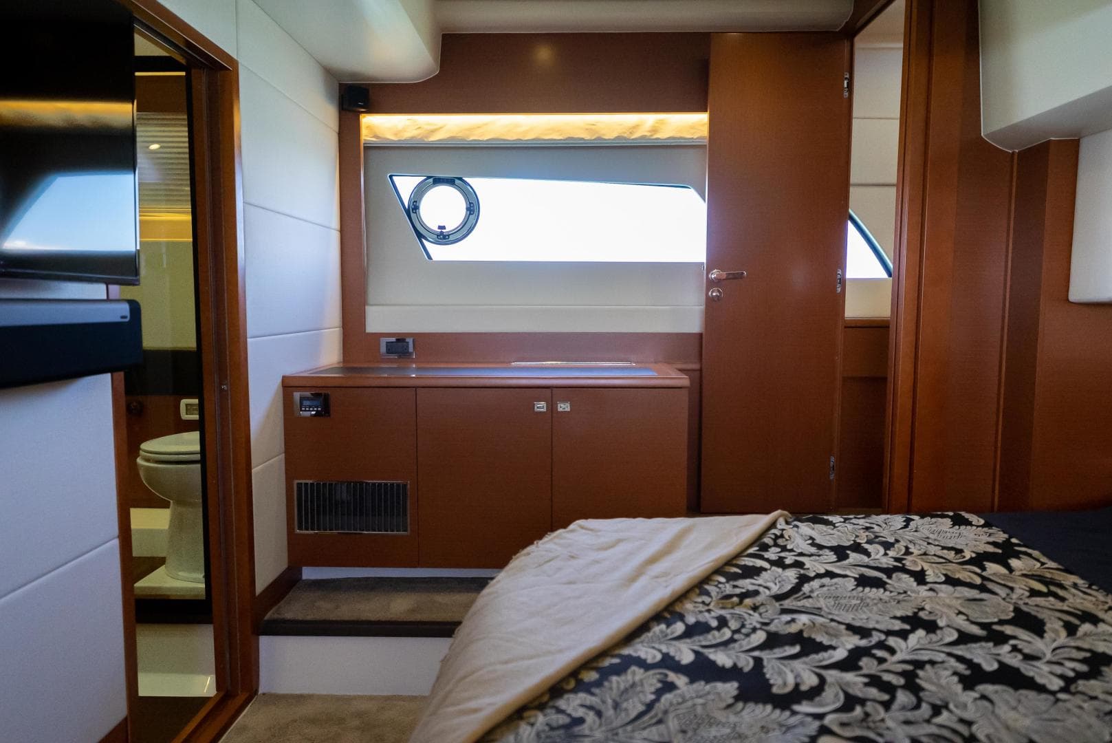 2016 Prestige 550 S — photo 35