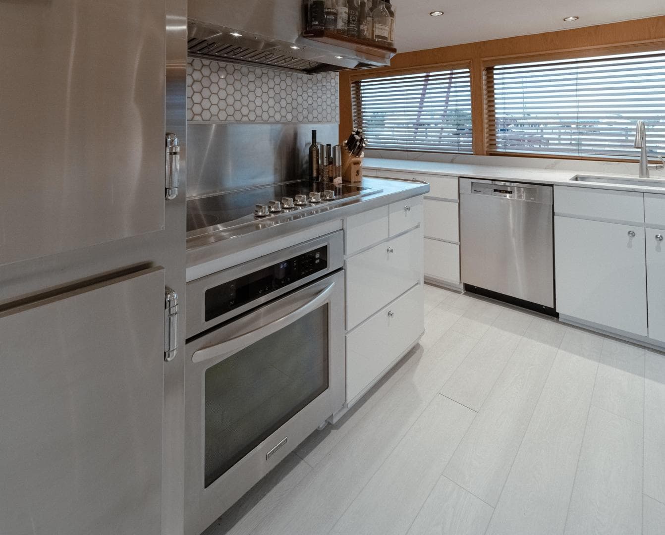 1995 Broward Raised Pilothouse — photo 27