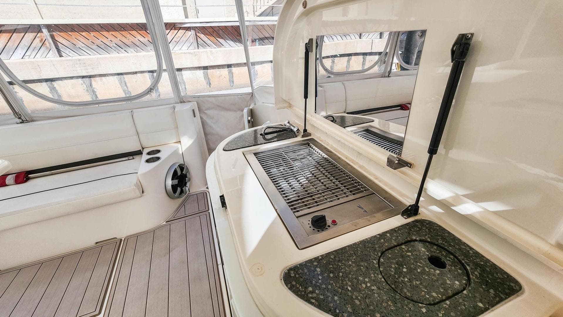 2007 Cruisers 520 Express — photo 9