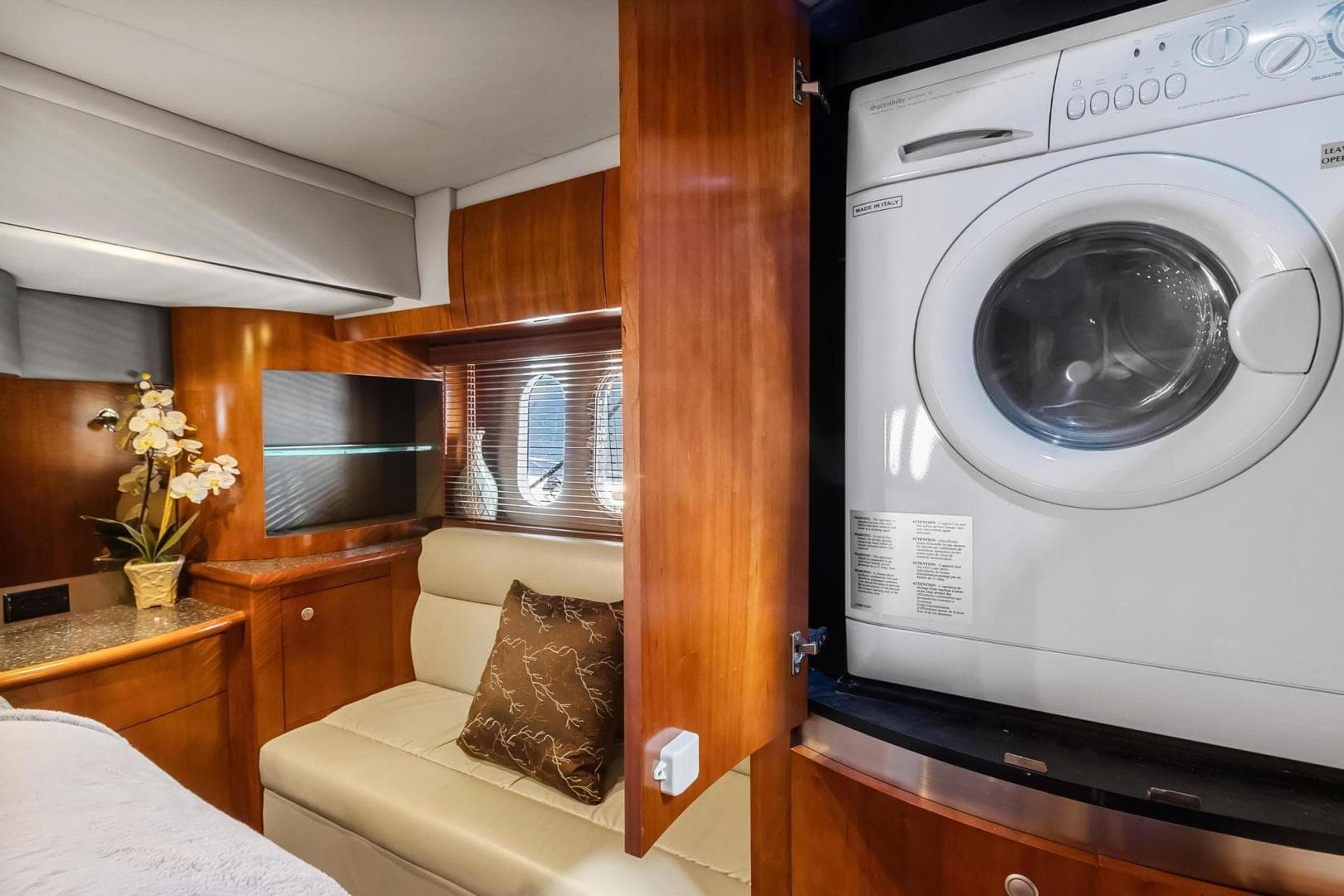 2007 Cruisers 520 Express — photo 25