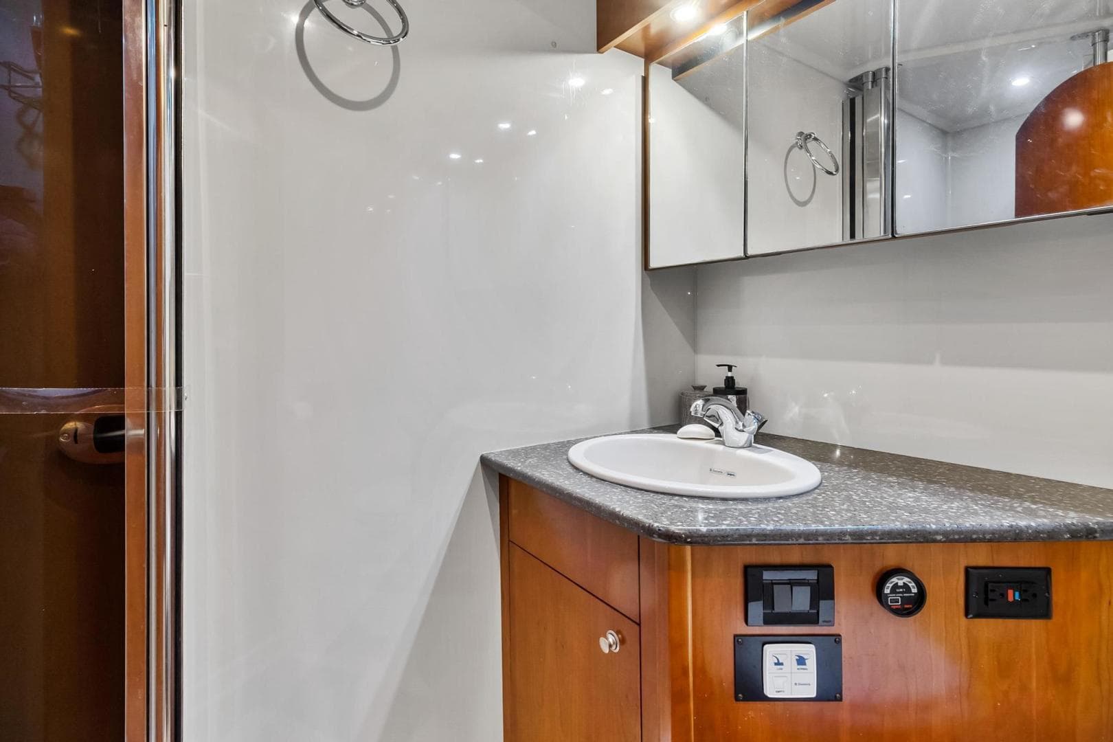 2007 Cruisers 520 Express — photo 28