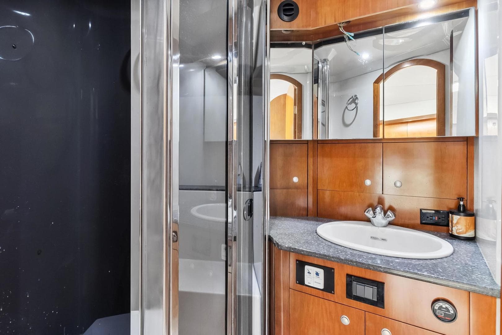 2007 Cruisers 520 Express — photo 31