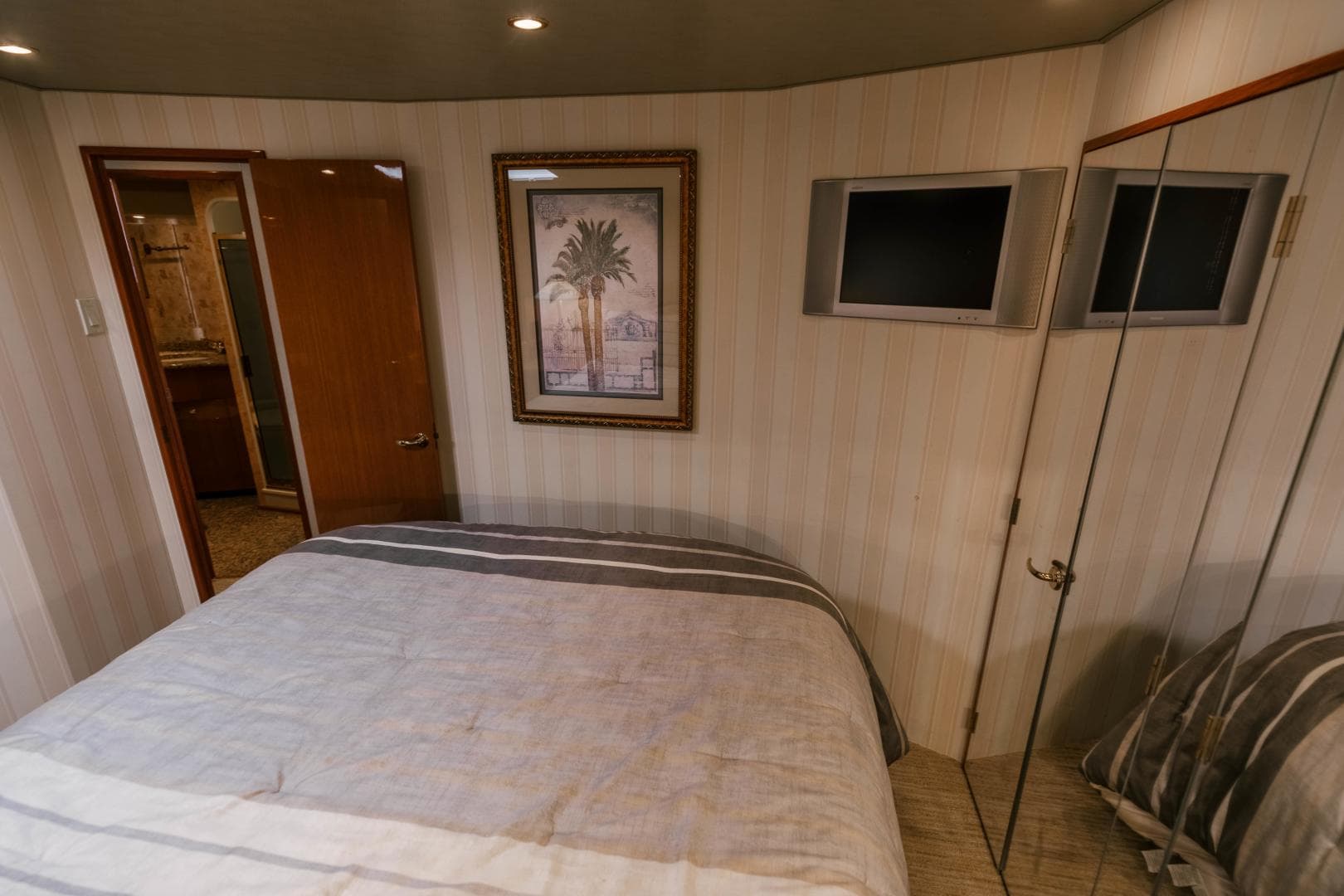 2003 Viking 56 Convertible — photo 34