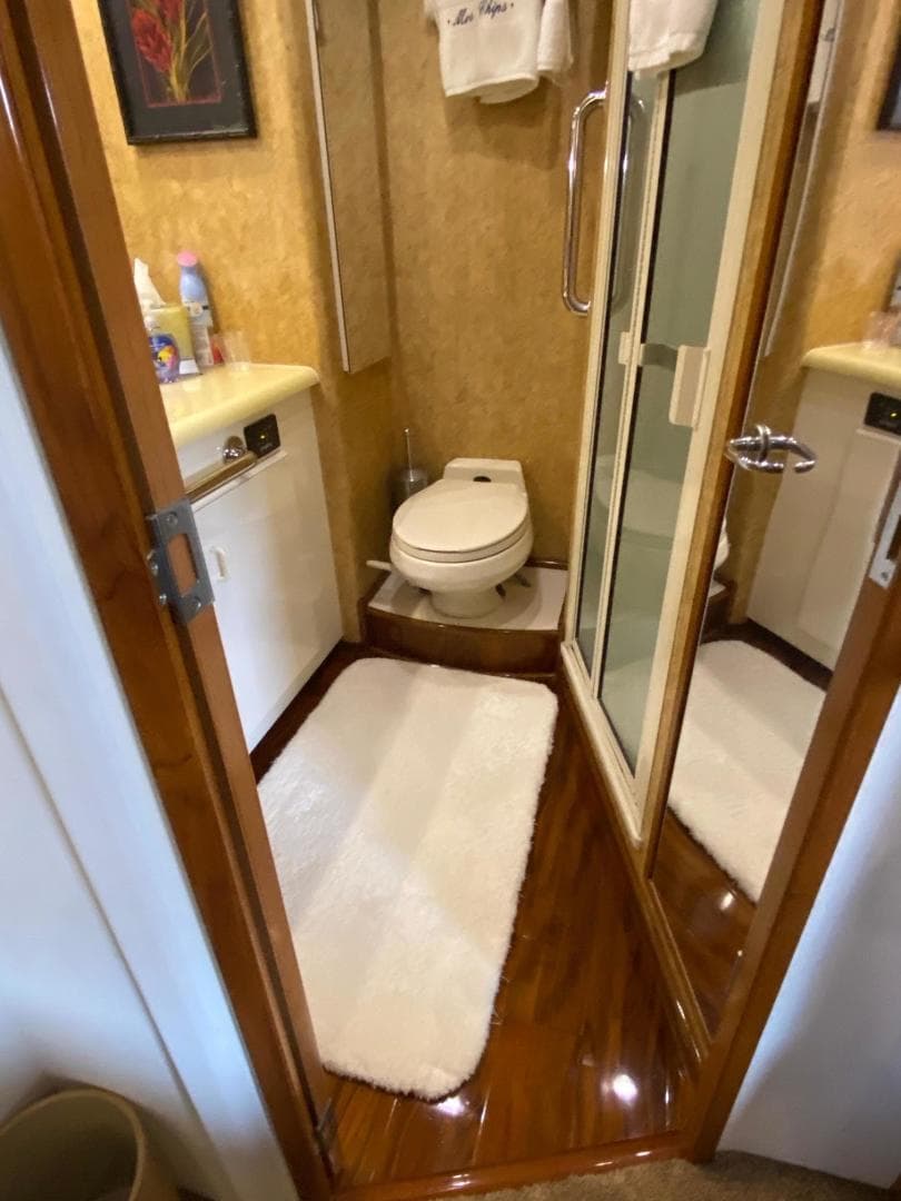 1998 Viking 54 Sport Yacht — photo 20