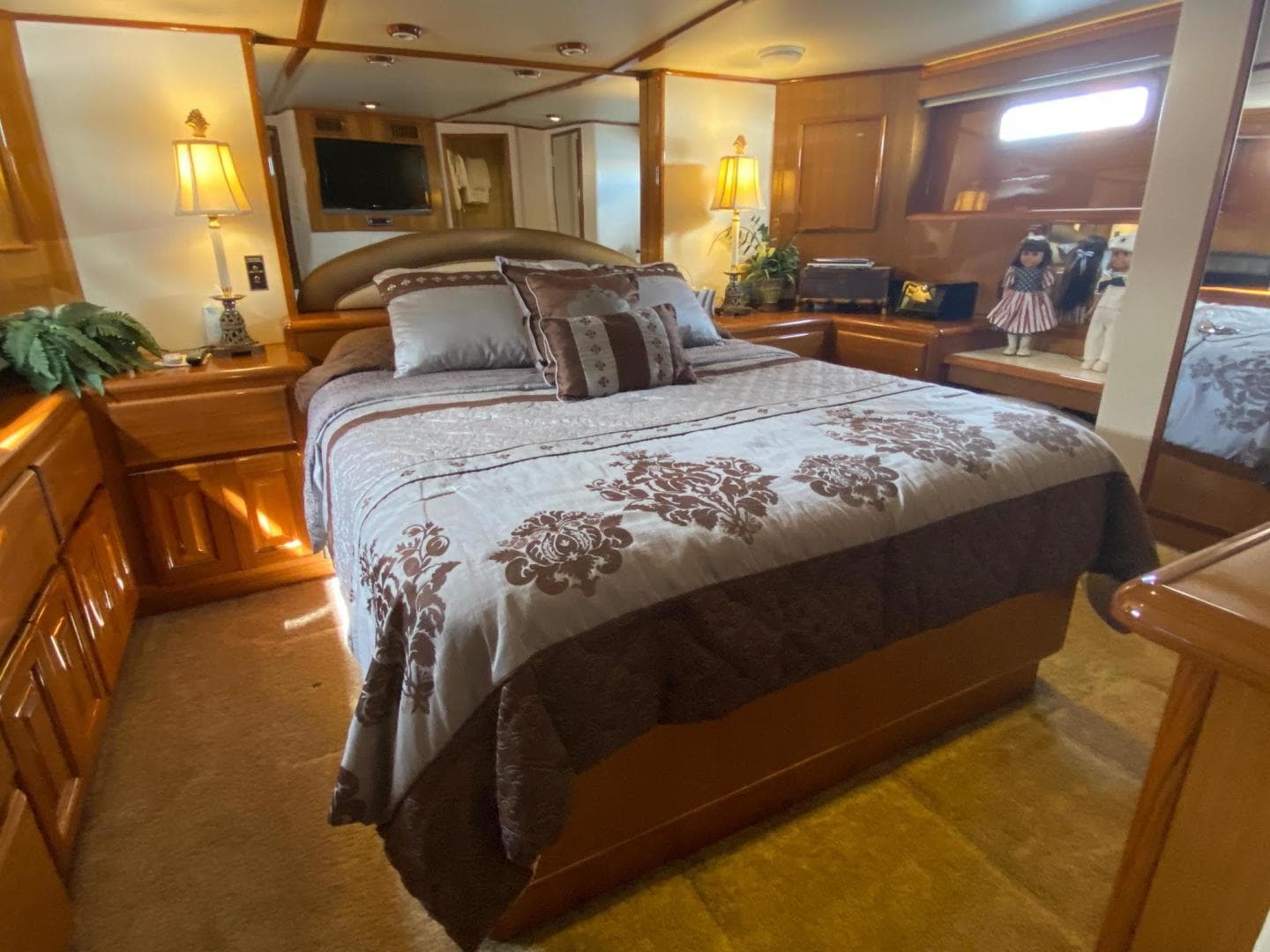 1998 Viking 54 Sport Yacht — photo 17