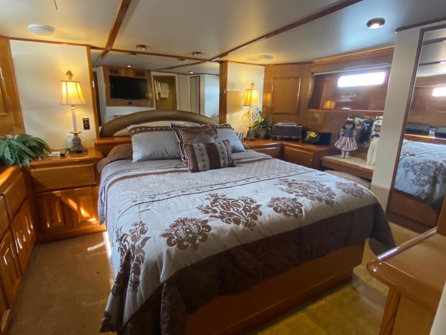 1998 Viking 54 Sport Yacht — photo 18