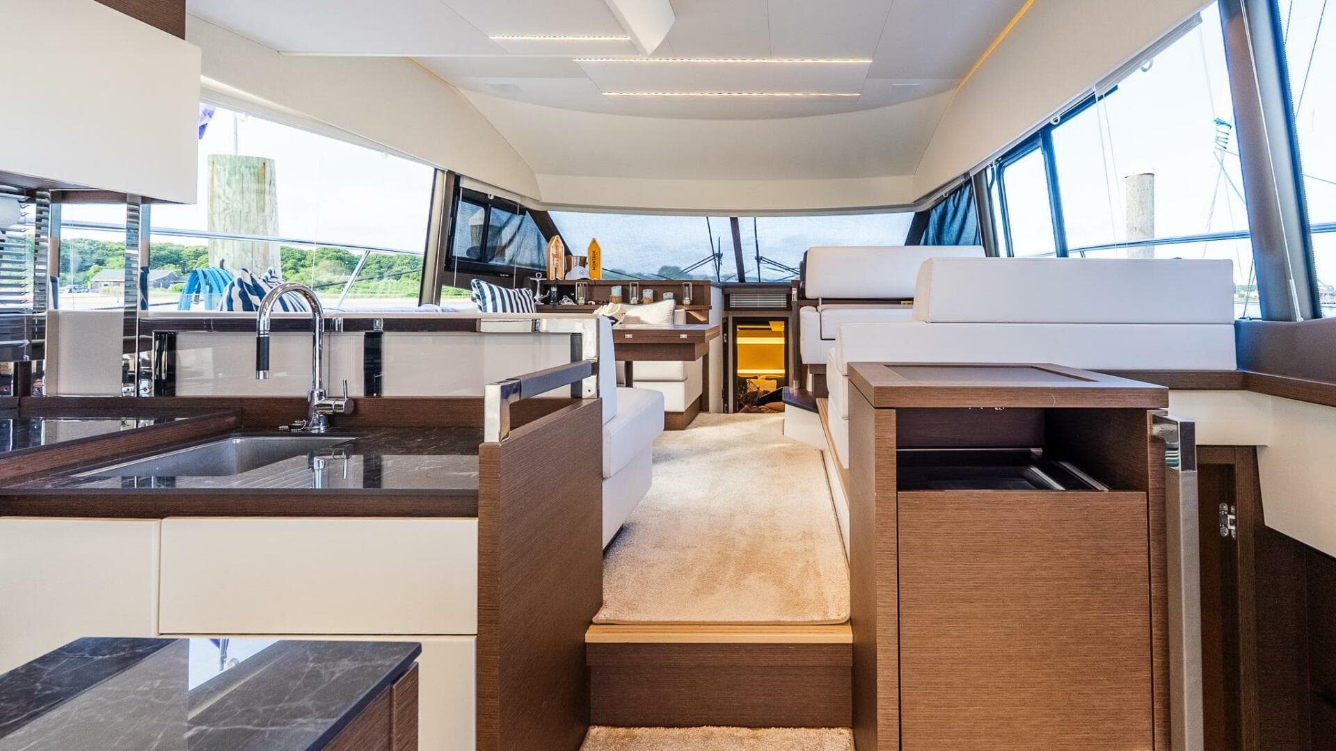 2019 Prestige 520 Flybridge — photo 7
