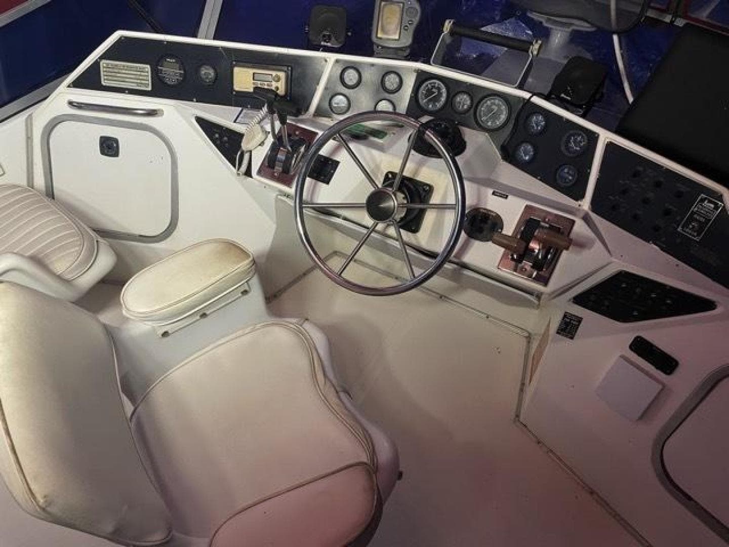 1989 Sea Ray 300 Sedan Bridge — photo 10