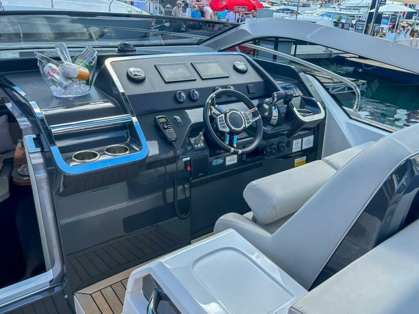 2023 Fairline F//line 33 Outboard — photo 11