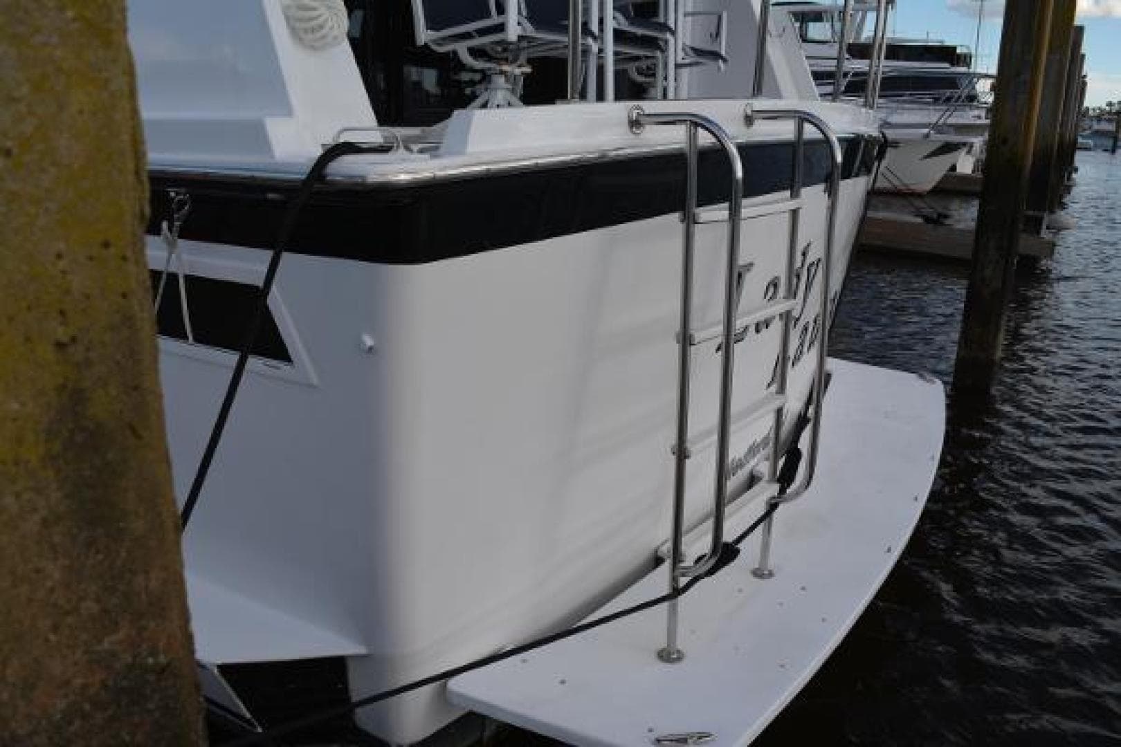 1989 Viking Motor Yacht — photo 14