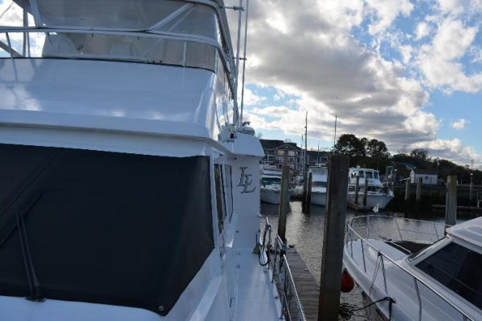 1989 Viking Motor Yacht — photo 19