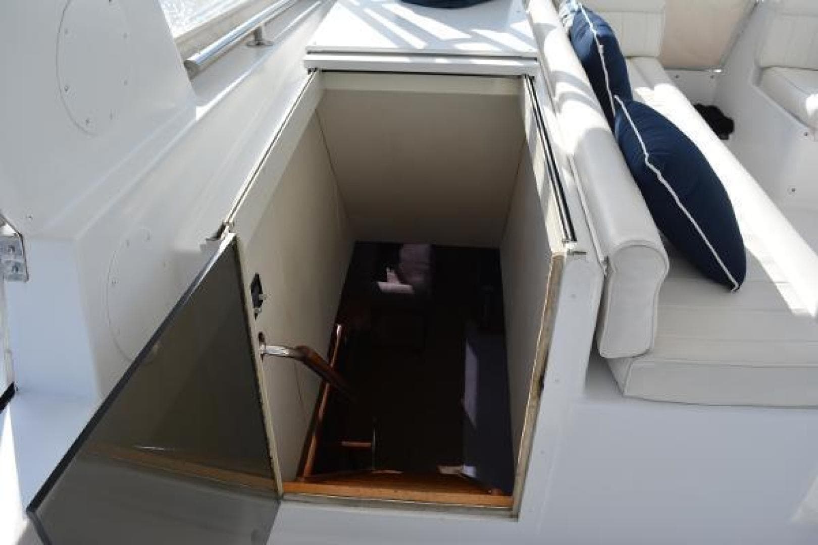 1989 Viking Motor Yacht — photo 28