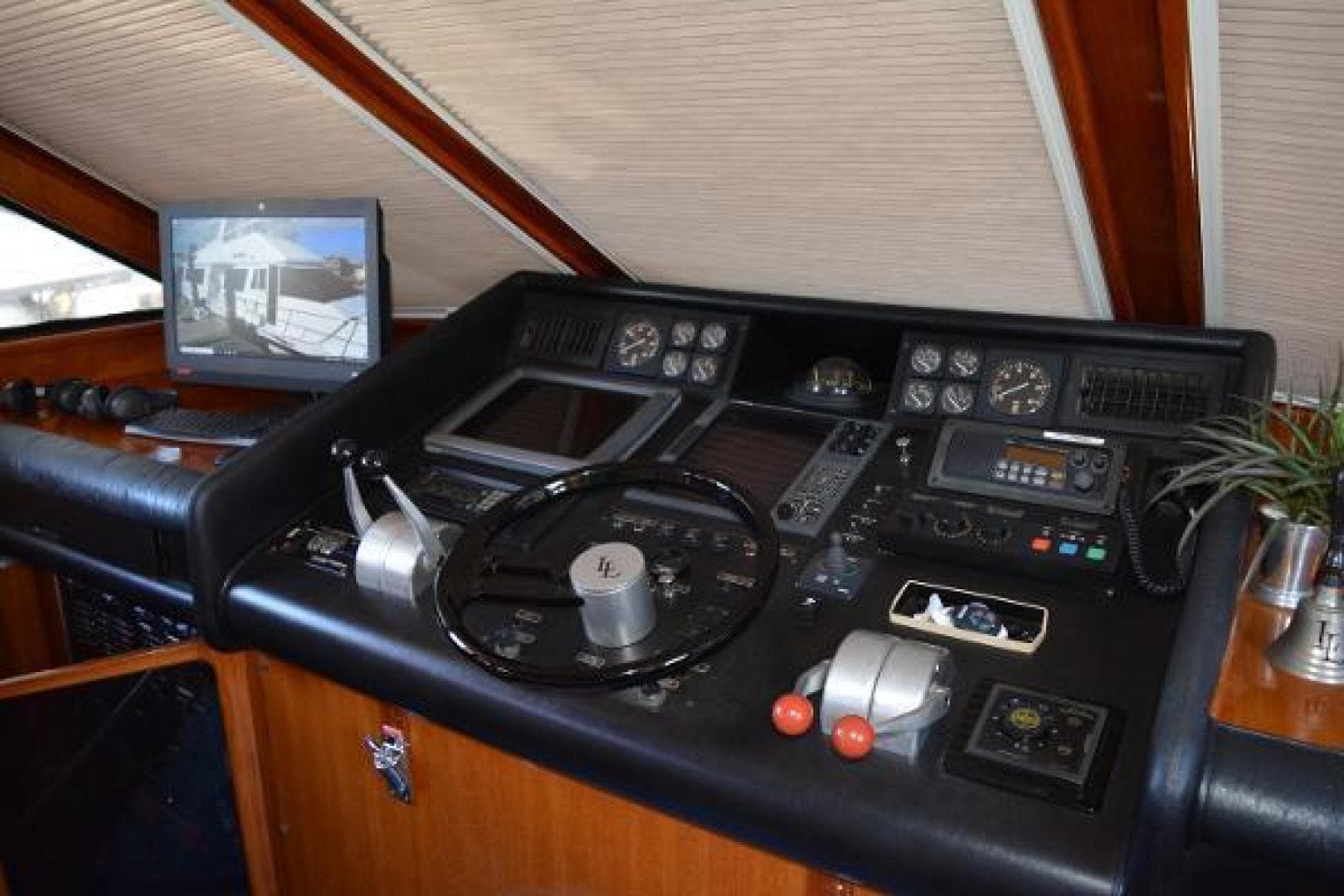 1989 Viking Motor Yacht — photo 41