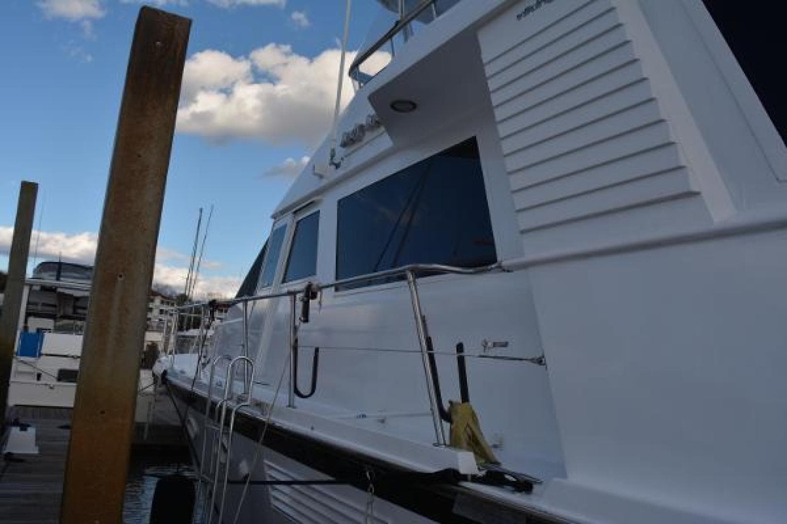 1989 Viking Motor Yacht — photo 12