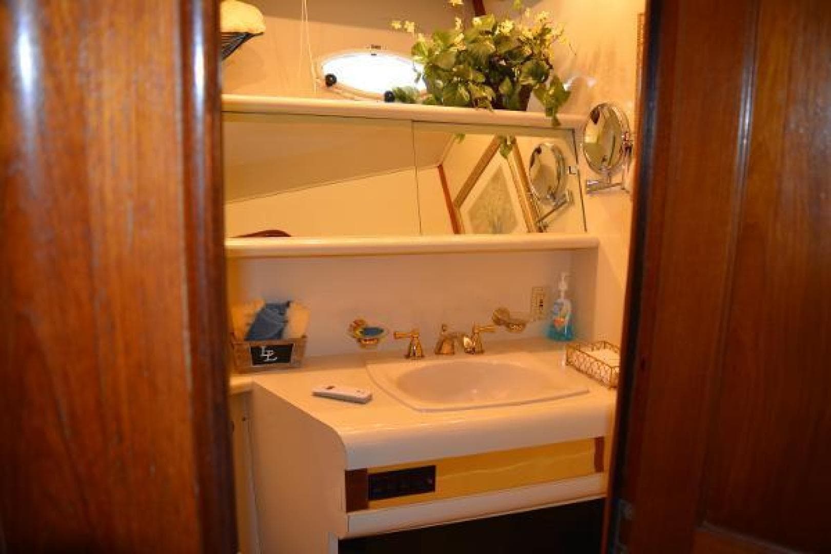 1989 Viking Motor Yacht — photo 65