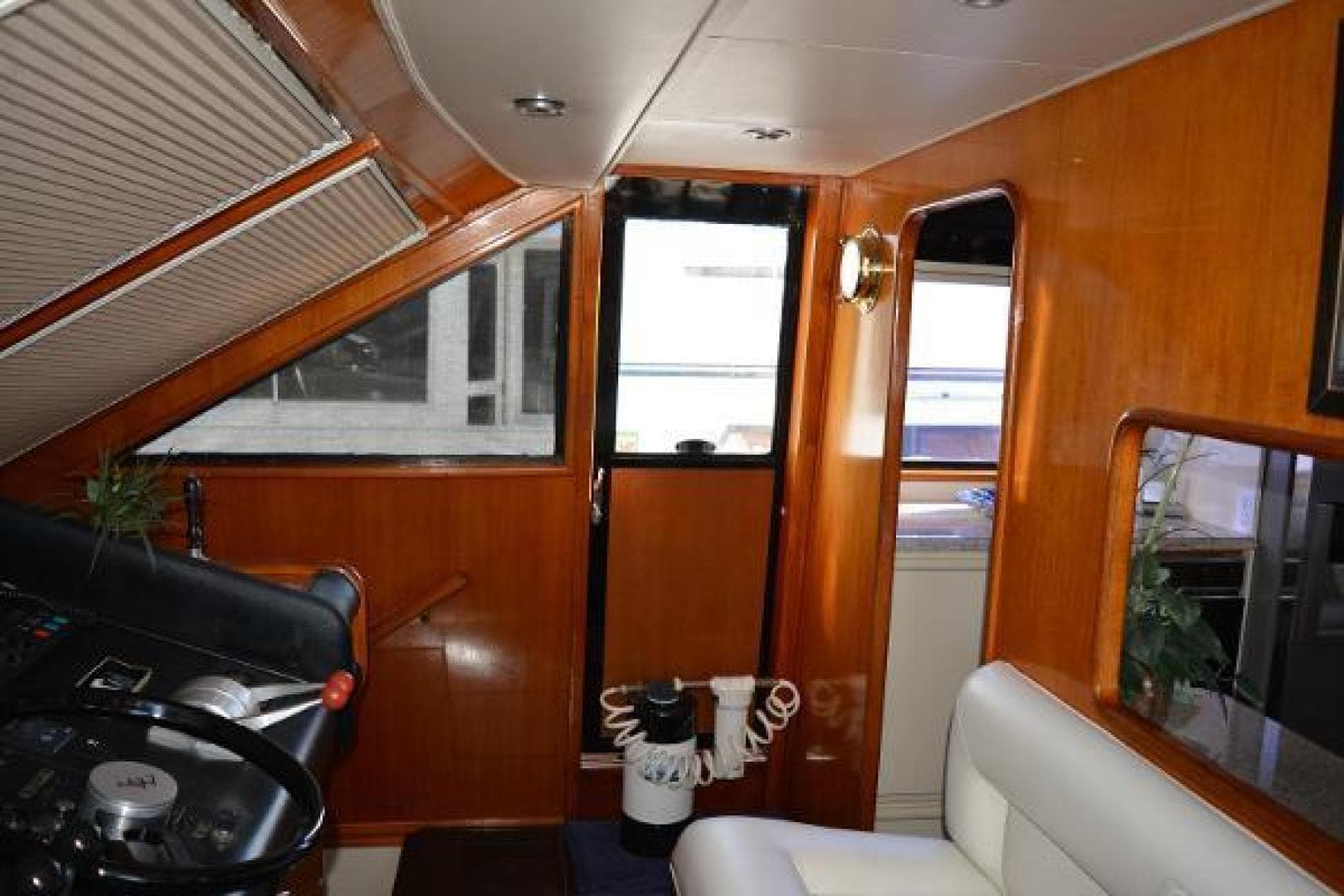 1989 Viking Motor Yacht — photo 45