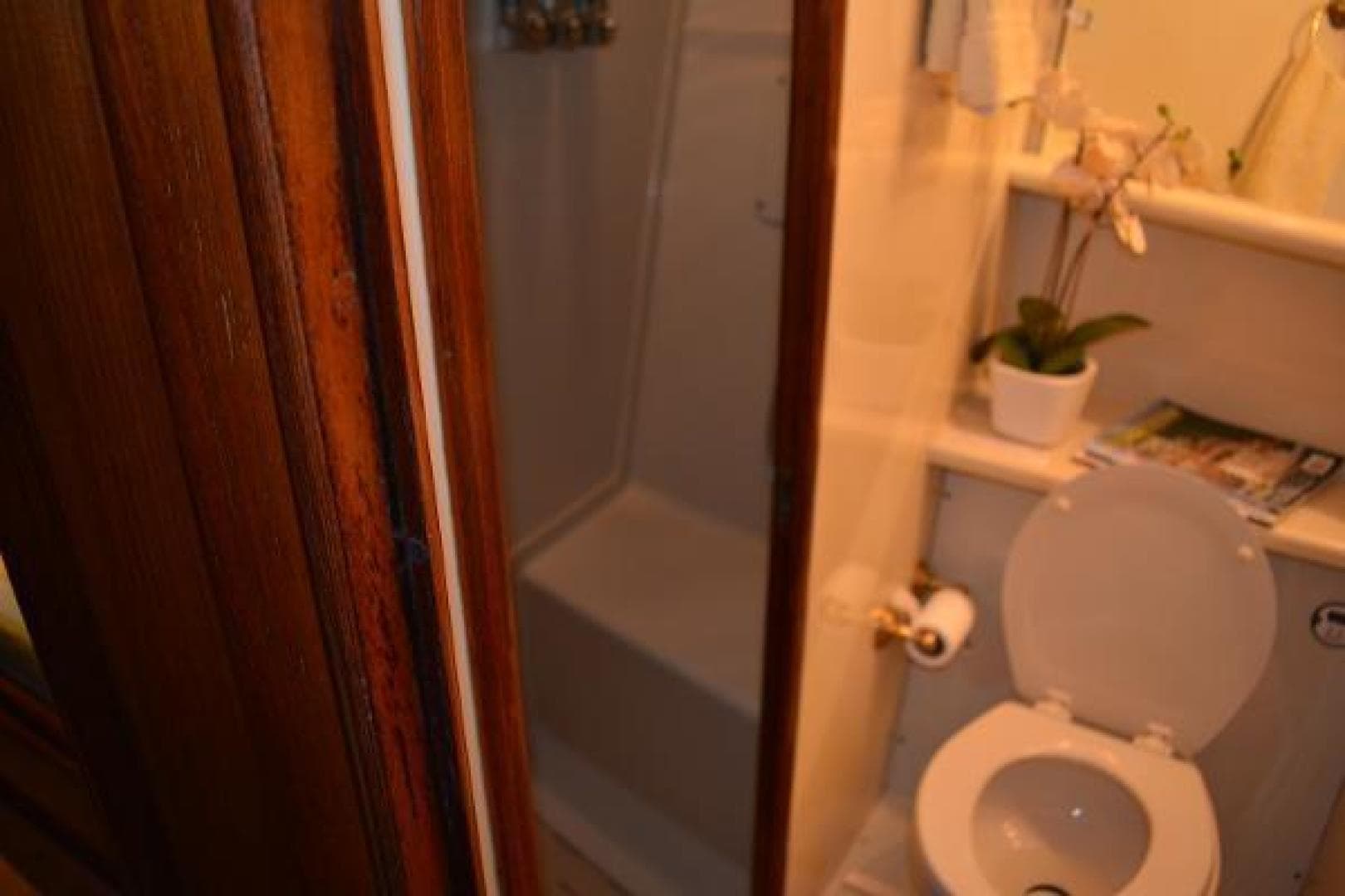 1989 Viking Motor Yacht — photo 67