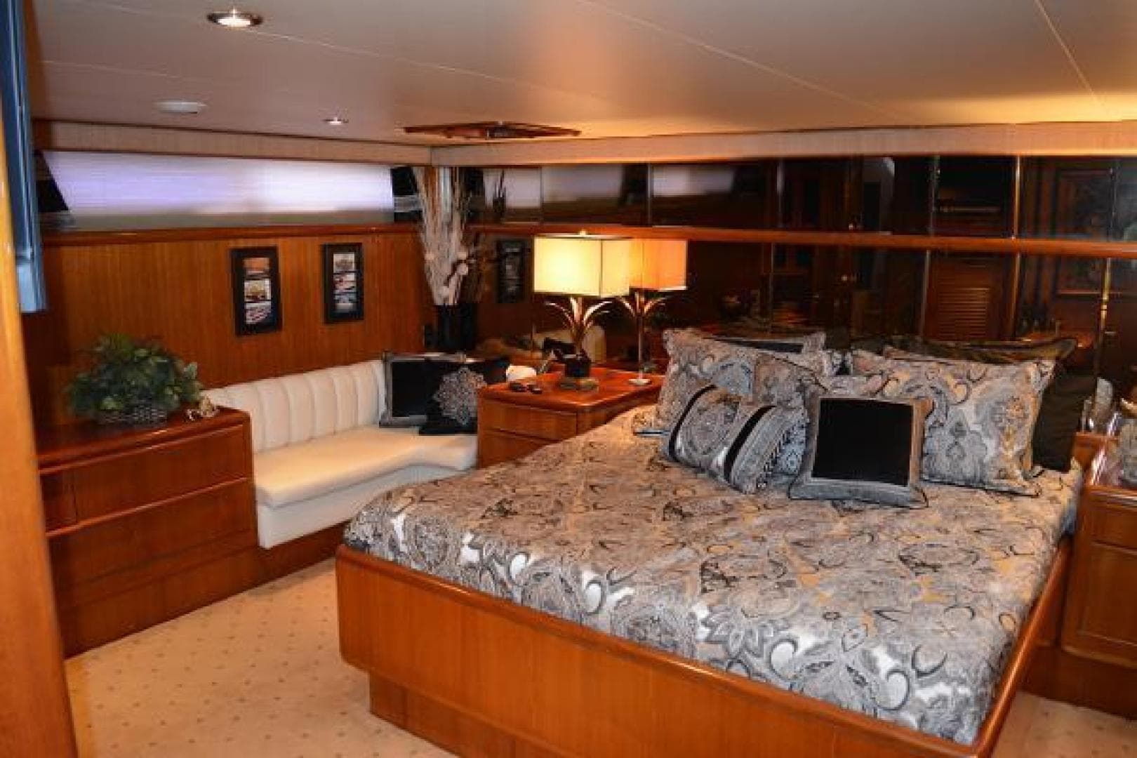 1989 Viking Motor Yacht — photo 76