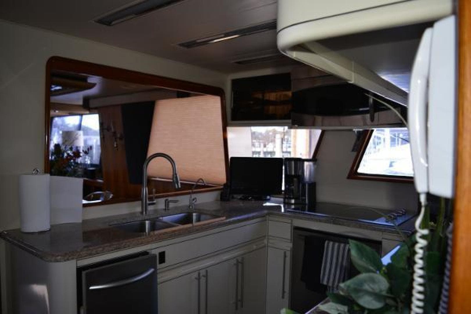 1989 Viking Motor Yacht — photo 48