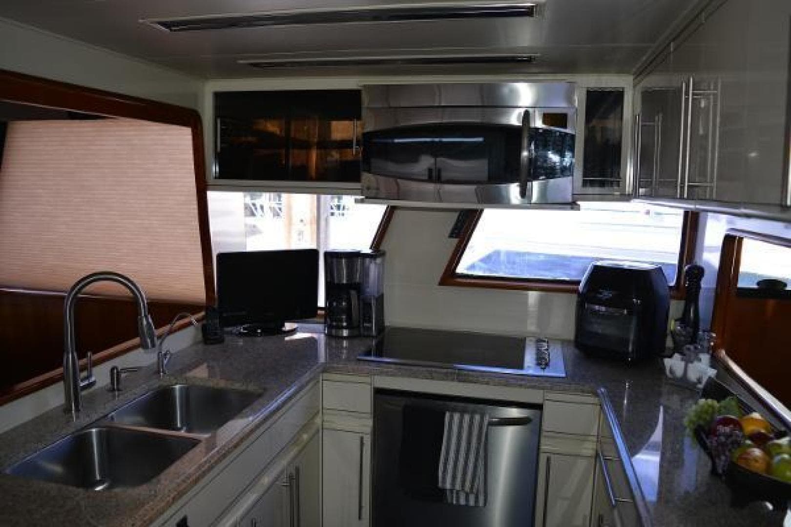 1989 Viking Motor Yacht — photo 47